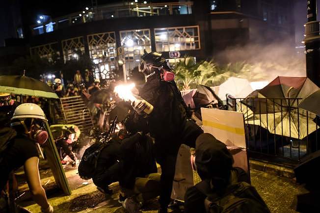 示威者16日晚在理工大学与港警对峙，双方不断以催泪弹和汽油弹互攻。 (Getty Images)