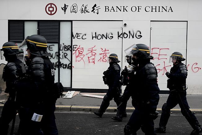 法国的反政府示威「黄背心」运动即将届满一周年，示威者16日再度上街。 巴黎的中国银行办公室也遭殃，留下「挺香港」字样。 (Getty Images)