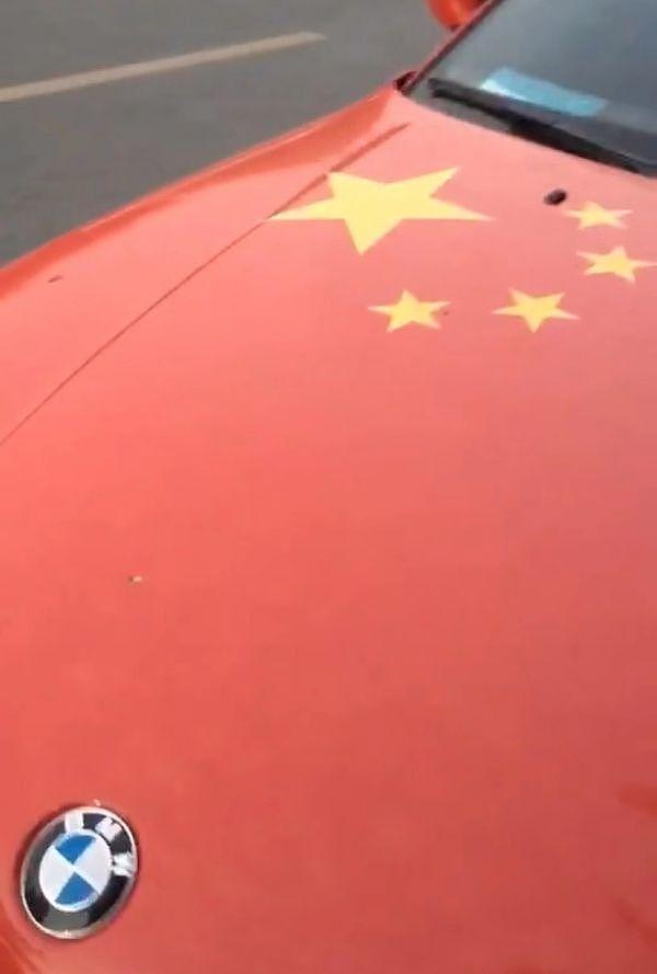 男子把国旗印在宝马车上 网友：这是爱国还是不懂法律（视频/图） - 1