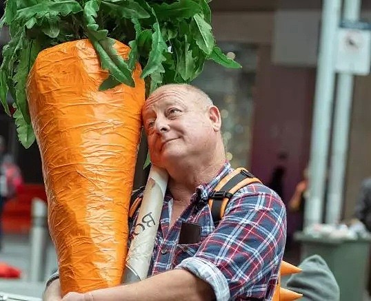 据说墨尔本这颗神奇胡萝卜，能让看到人的都笑起来 - 3
