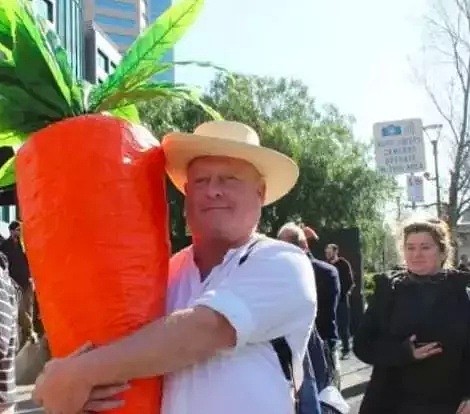 据说墨尔本这颗神奇胡萝卜，能让看到人的都笑起来 - 23
