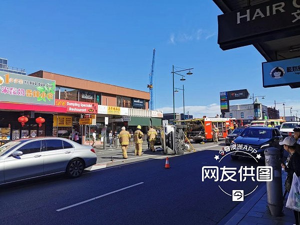 墨尔本华人区车辆当街侧翻，3人受伤，街道封锁！大量消防员赶往现场（组图） - 2