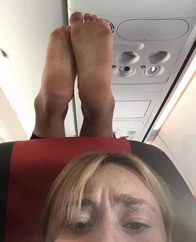 丢人！乘客飞机上晾脚 架在大妈头顶乱抖 为啥总有人一上飞机就脚痒？（组图） - 1