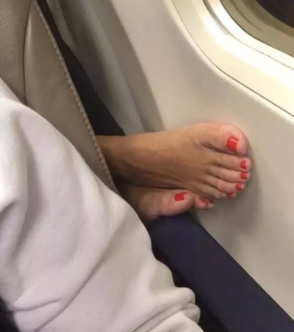 丢人！乘客飞机上晾脚 架在大妈头顶乱抖 为啥总有人一上飞机就脚痒？（组图） - 2