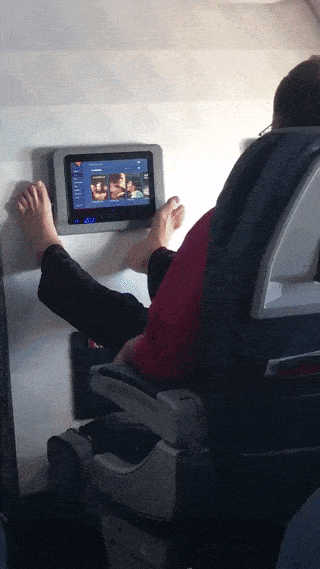 丢人！乘客飞机上晾脚 架在大妈头顶乱抖 为啥总有人一上飞机就脚痒？（组图） - 3
