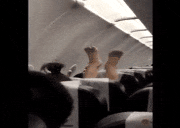丢人！乘客飞机上晾脚 架在大妈头顶乱抖 为啥总有人一上飞机就脚痒？（组图） - 5