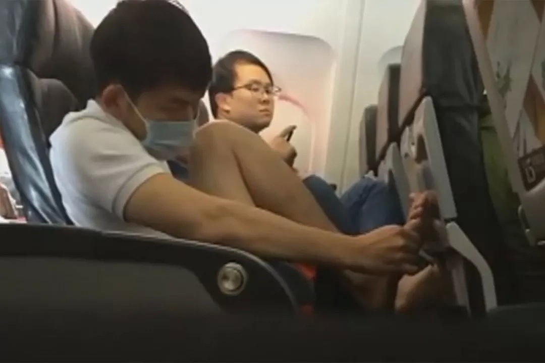 丢人！乘客飞机上晾脚 架在大妈头顶乱抖 为啥总有人一上飞机就脚痒？（组图） - 6