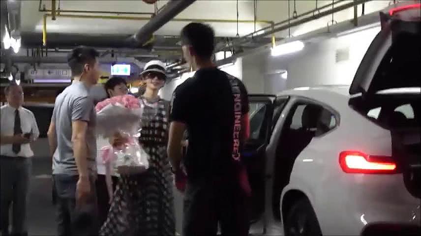 林志玲夫妇婚后十指紧扣现身，AKIRA贴身护送老婆回台北（视频/组图） - 5