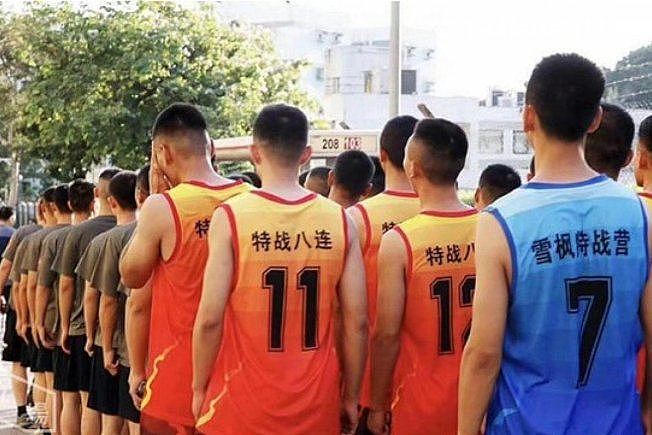 协助清理香港街头路障的中国解放军里，有人身穿色彩鲜艳、印有「雪枫特战营」和「特战八连」字样的运动背心。 （取材自脸书）