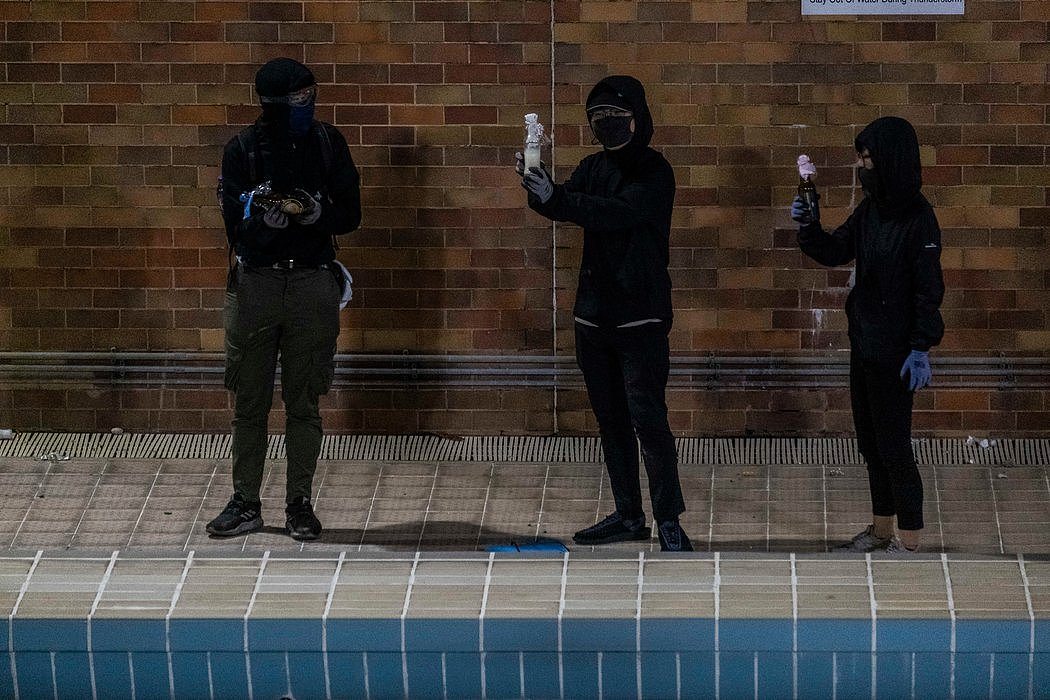 抗议者在理工大学游泳池练习使用武器。