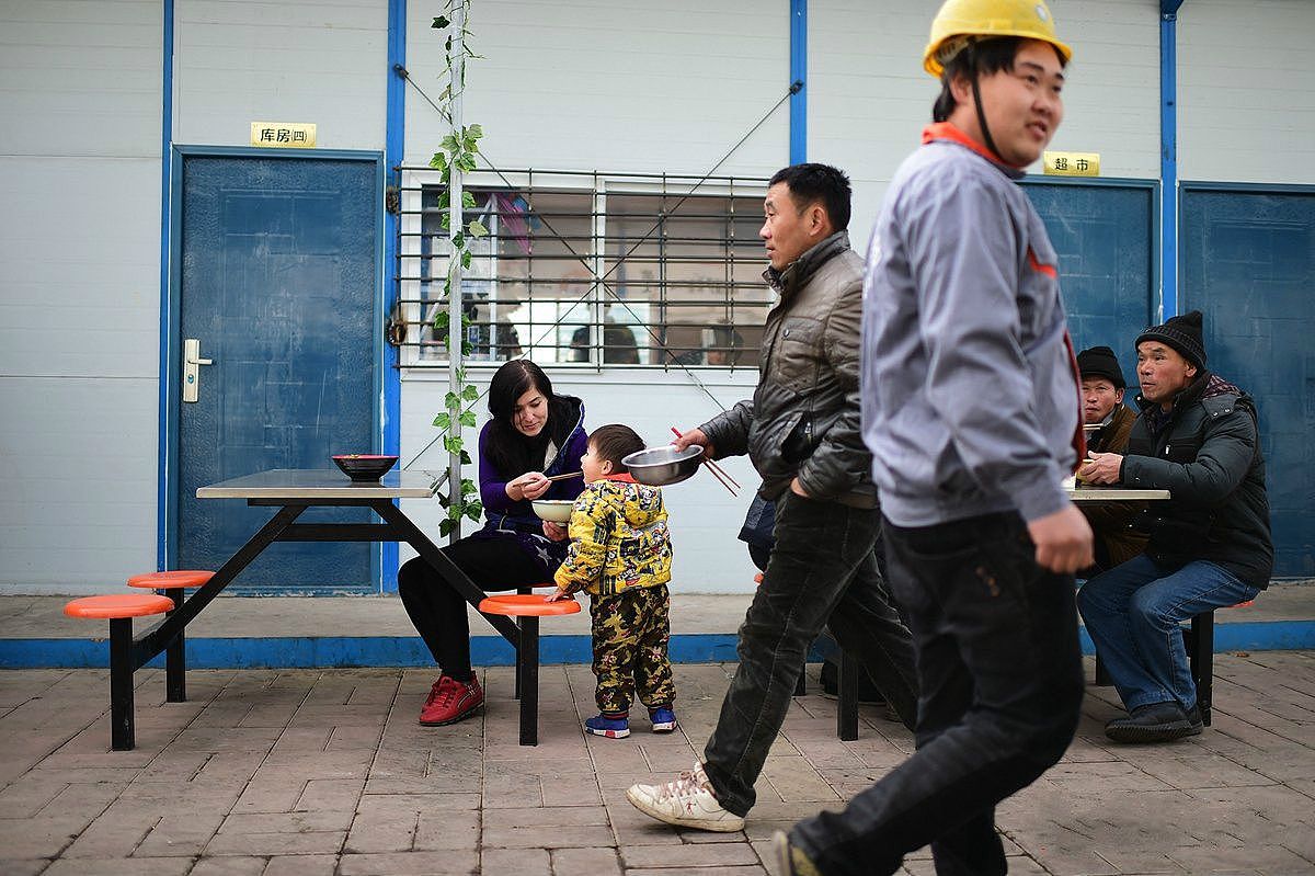 23岁外国女孩远嫁中国，随五十岁丈夫住工地，带孩子做饭任劳任怨（组图） - 6