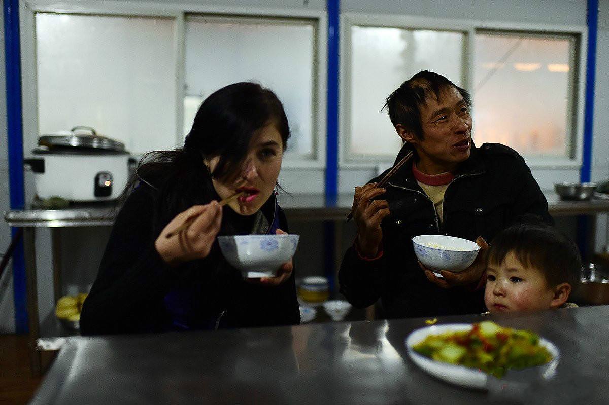 23岁外国女孩远嫁中国，随五十岁丈夫住工地，带孩子做饭任劳任怨（组图） - 9