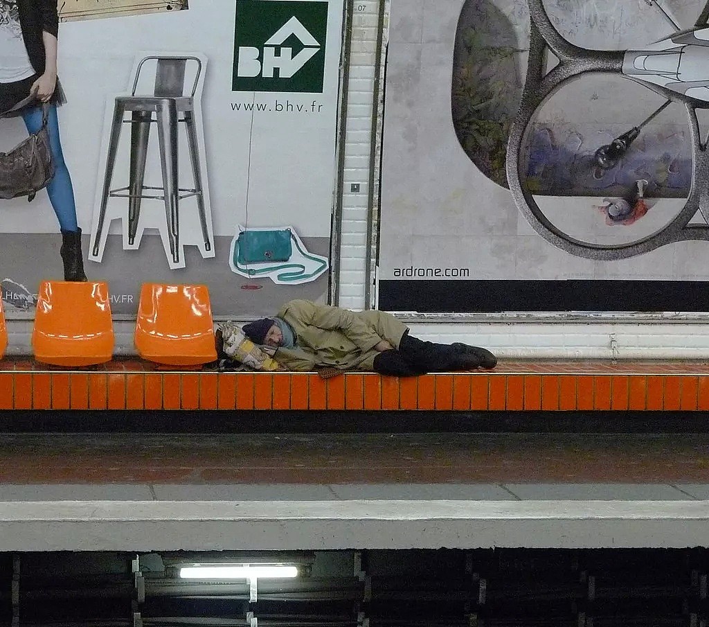 他们辛勤工作，却只能在地铁“安家”：揭秘隐于巴黎“地下”的贫穷打工族（图） - 2