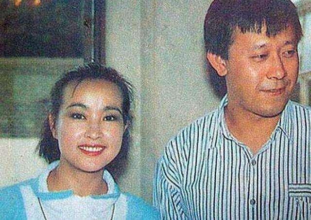 刘晓庆与姜文分手25年后再同框，姜文的眼神被捕捉，网友：爱过