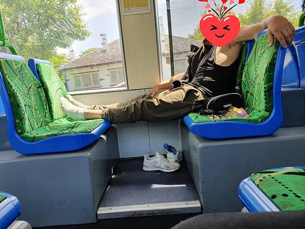 火车上脱鞋踩座位是不是就可以？网友：谁要闻脚臭 - 2