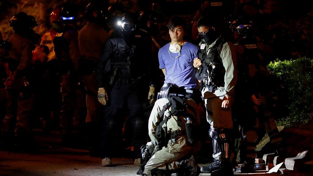 一香港青年试图逃离理工大被警方拘捕。
