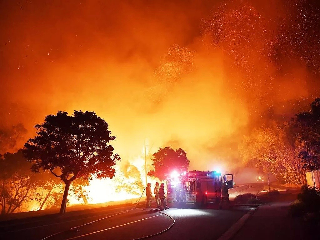 浓烟滚滚！布里斯班南区Runcorn燃起树林大火，毗邻民宅，吞噬大片树林，数辆消防车紧急支援 - 1