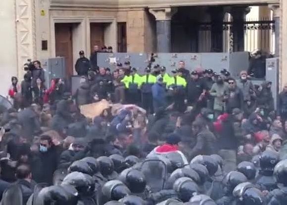  示威人群围堵议会大楼 视频截图