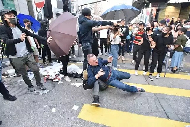 新加坡首富现身香港街头捡垃圾！这让“暴徒”们情何以堪...（组图） - 1