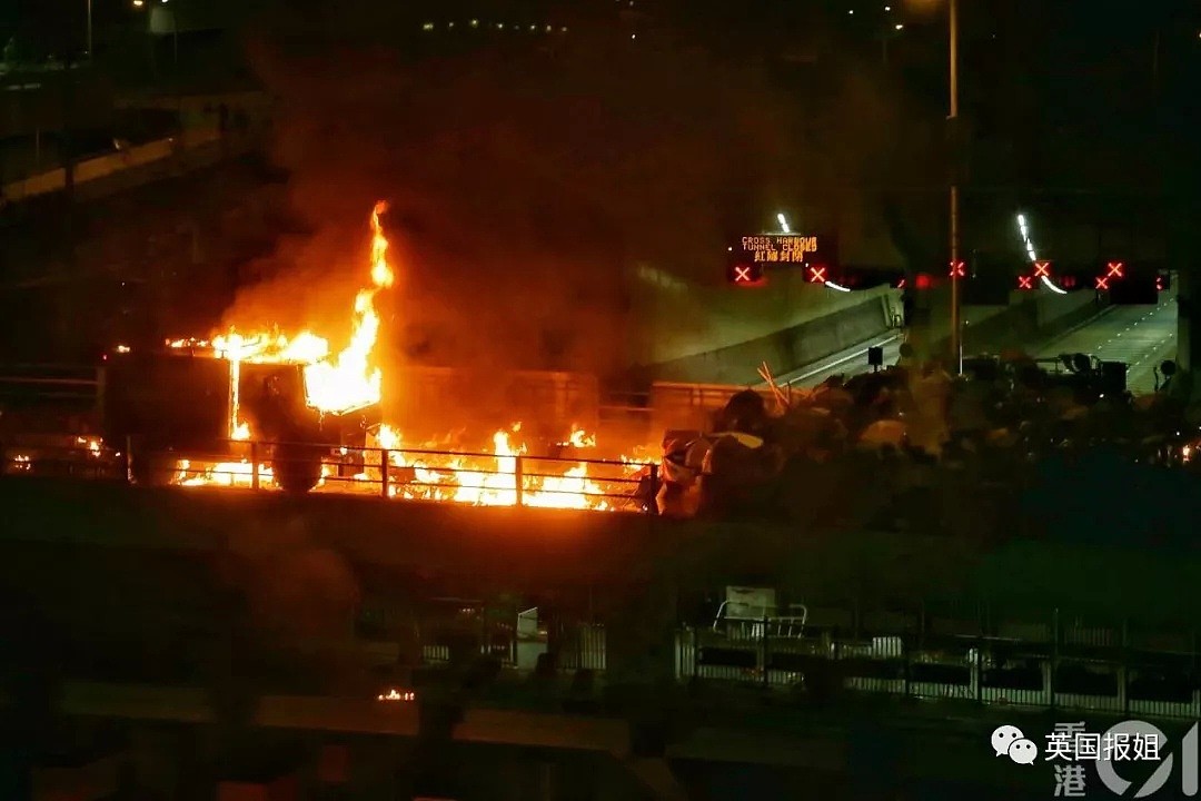 香港“暴徒”迷惑行为大赏！火烧自己、当街造饭、建造堡垒...（组图） - 3