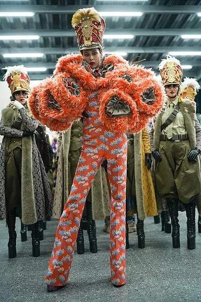 天朝国际时装周被英国Vogue官网讽刺：简直是土味设计的巅峰（组图） - 33
