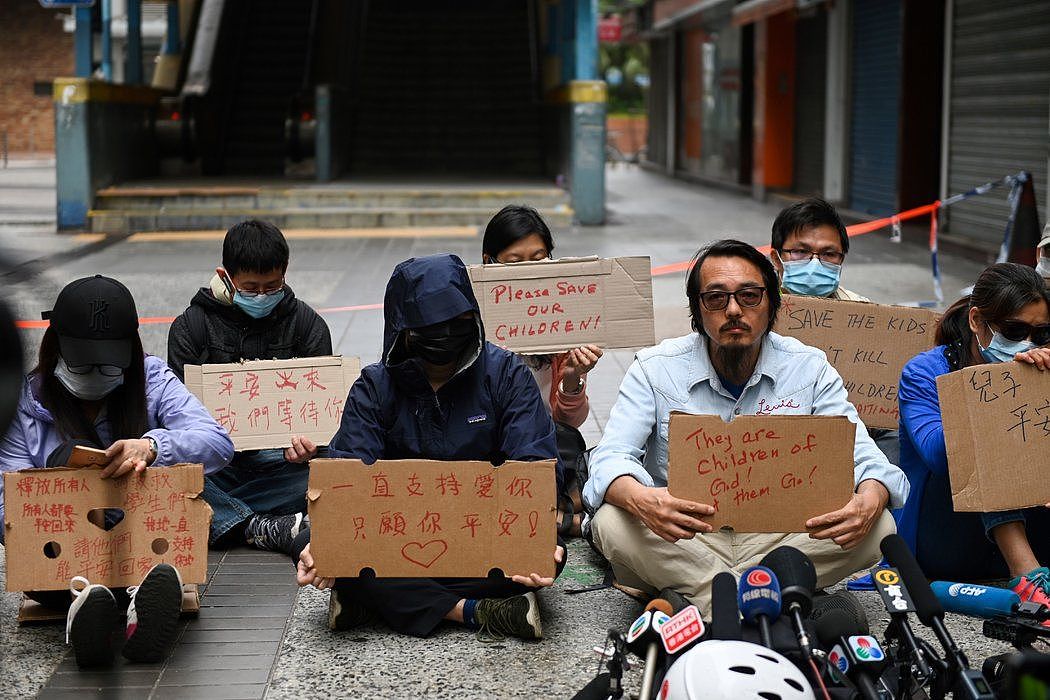 家长们周二举行新闻发布会，向香港当局发出请求。
