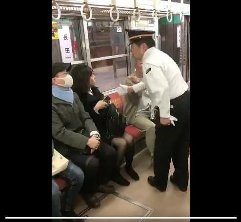 日本女地铁上翘二郎腿被老人打视频火爆引热议，网友竟一边倒