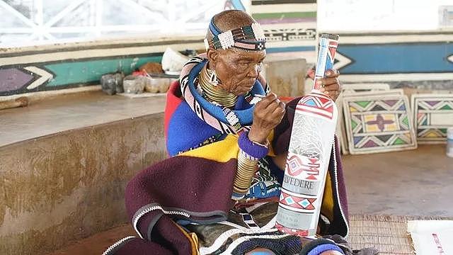 84岁非洲农村老太两次征服宝马，一双神手引世界瞩目