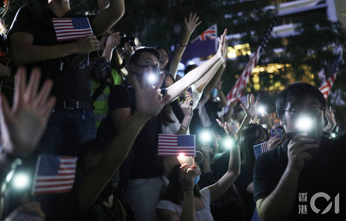 港人多次在集会、游行时高举美国国旗，冀引起美国关注，尽快通过香港人权与民主法案。 （资料图片／余俊亮摄）