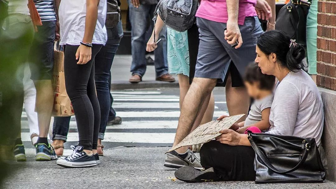 揭秘：妇女街头抱孩乞讨，小孩全天昏睡，疑被下药（组图） - 3