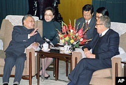 1989年11月10日，中国领导人邓小平和美国前国务卿基辛格在北京人民大会堂交谈。