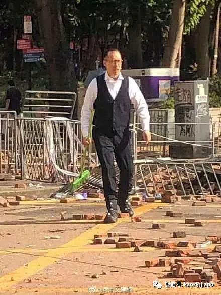 咋回事？新加坡顶级富豪居然在香港街头搬砖！（组图） - 5