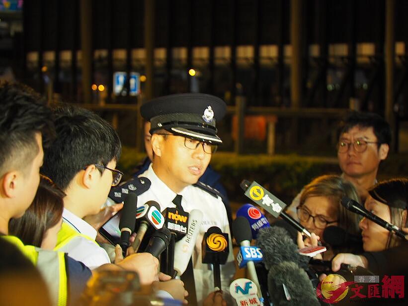上千香港市民上街清理路障，警方严守理大封锁线！（组图） - 7