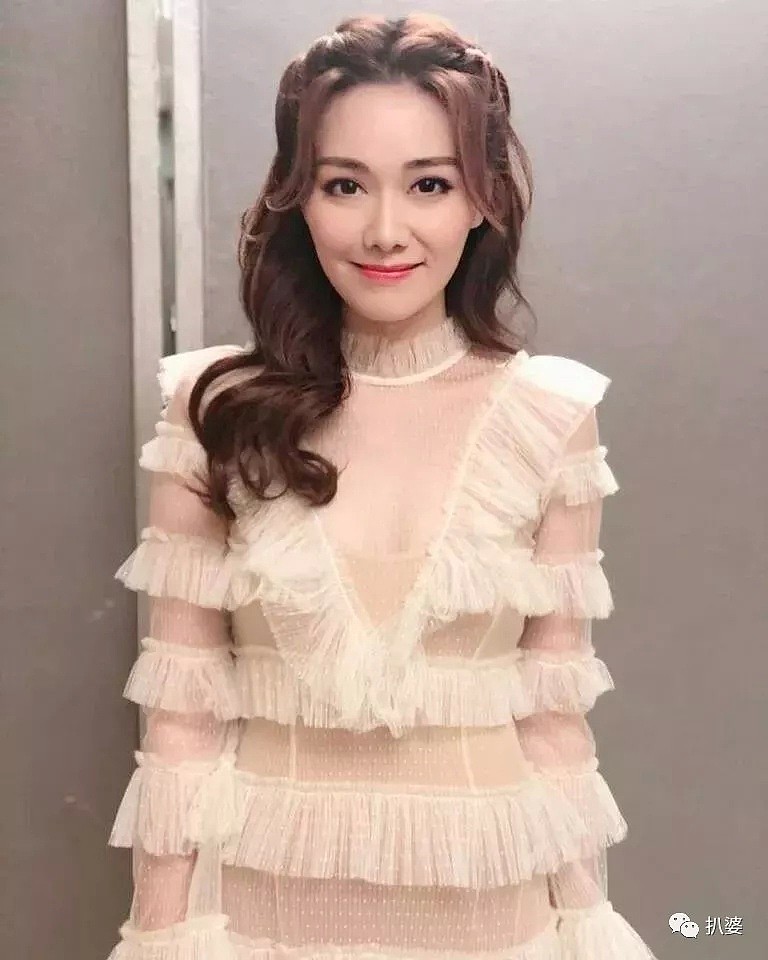 2019年度的TVB红毯，冻龄港女们比槽点满满的礼服有看头多了！（组图） - 23