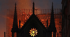 巴黎圣母院火灾7个月后恢复照明 修复需10年以上（图）
