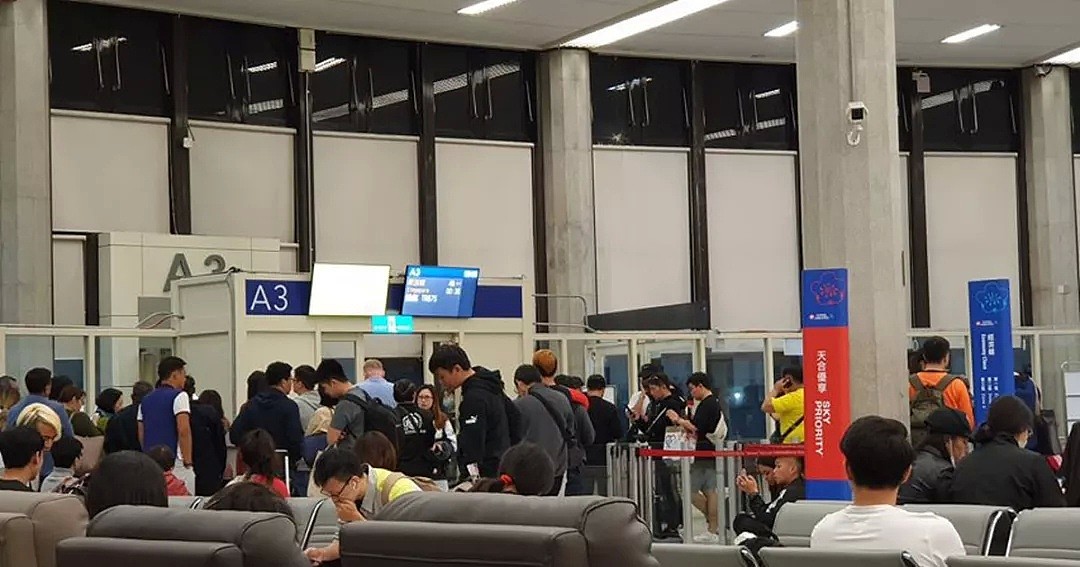 酷航一架飞往新加坡航班延误19小时，大批乘客逗留机场！（组图） - 1