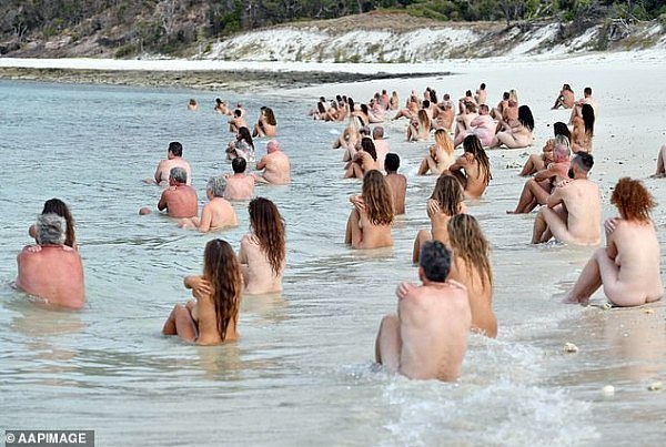 澳洲知名景点惊现大量裸男裸女！参与者：为气候变化而脱（视频/组图） - 3