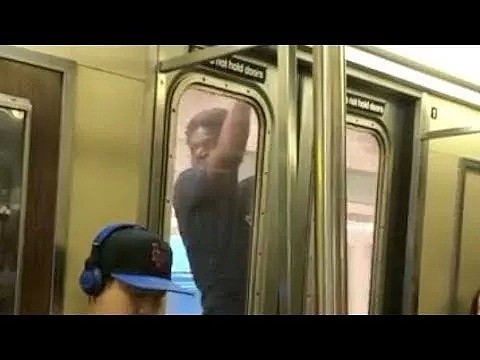 “蹭车”挂在地铁外，14岁少年被撞身亡！纽约客真的太“疯狂”了（组图） - 3