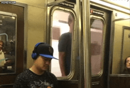 “蹭车”挂在地铁外，14岁少年被撞身亡！纽约客真的太“疯狂”了（组图） - 8