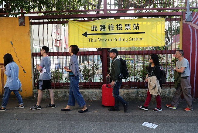 一大早就有人排队投票，踊跃度创香港历史新高。 (路透)