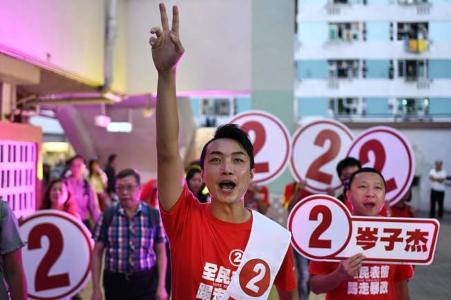 选前曾遇袭的香港民阵召集人岑子杰24日顺利当选。 (Getty Images)