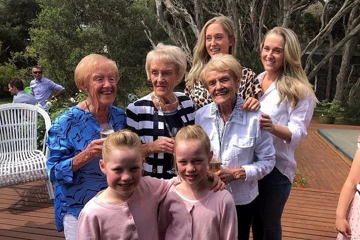 澳洲最长寿三姐妹90岁庆生！她们分享长寿秘诀，其中竟然包括饮酒？ - 5