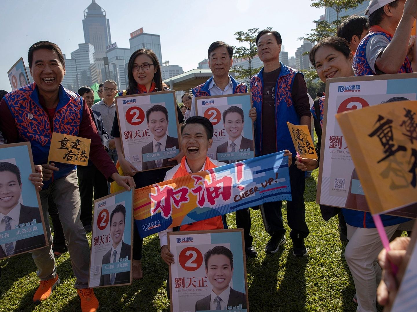 香港区议会选举结果公布 新华社发声不提胜负（图） - 1