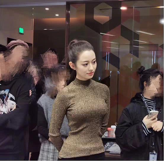 郎朗娇妻吉娜生图来袭，3D身材把衣服穿出局部缩水感，真人间芭比（组图） - 1