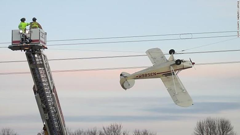 美国65岁大叔农村开飞机：不幸朝天挂在电线上（图） - 1