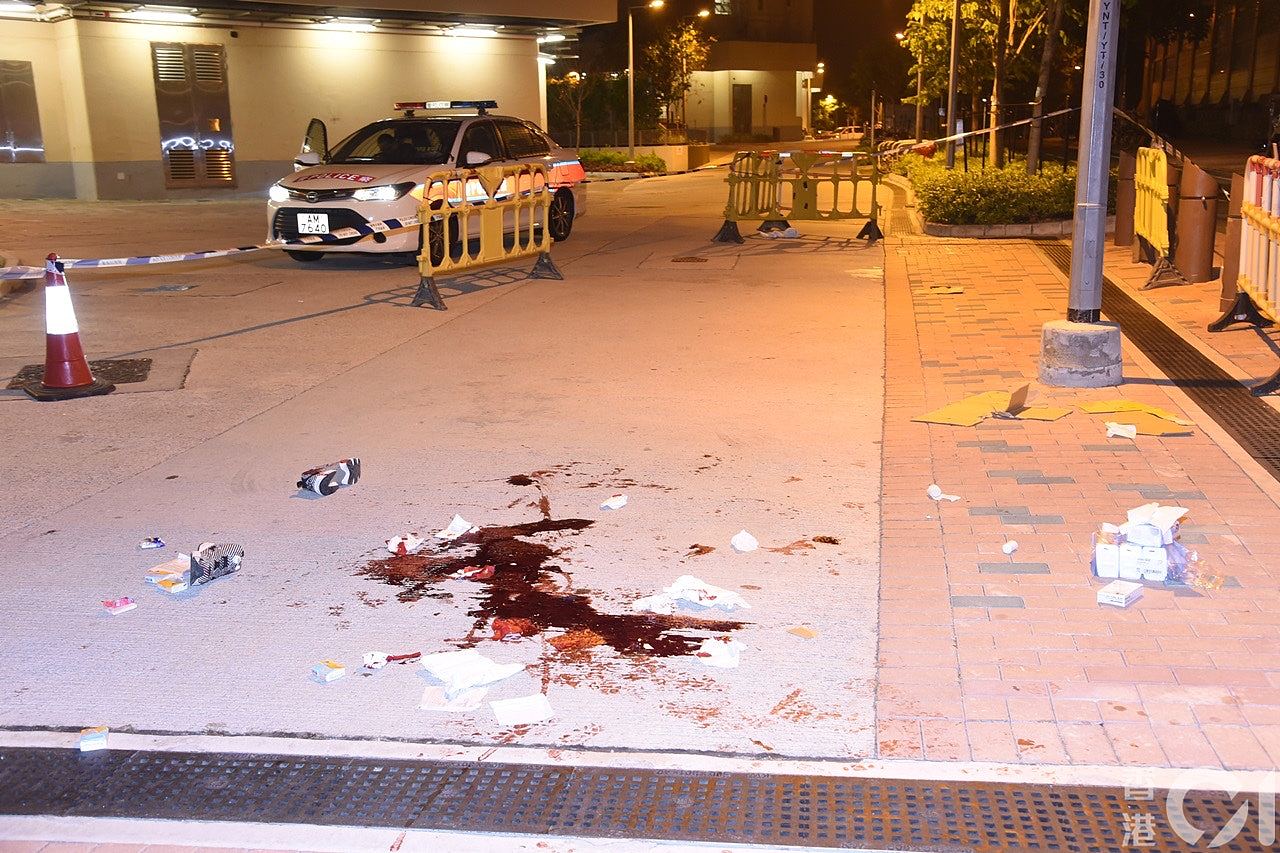 恐怖！香港发生砍人事件：一男遭2名黑衣人狂砍手脚！现场血腥！（组图） - 6