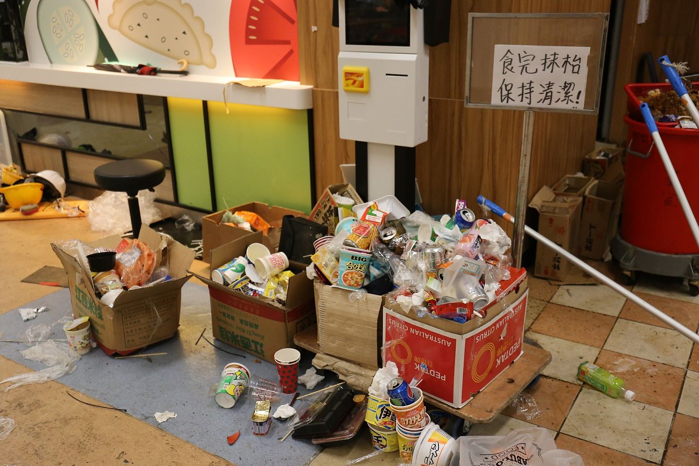 香港理大“抗争食堂”传出难闻恶臭！上万蛆虫依附厨房食材，恶心至极！（组图） - 5