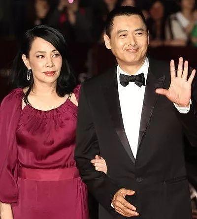 周润发裸捐56亿，宠妻30年却膝下无子，直到妻子哭着说出了真相...（组图） - 24