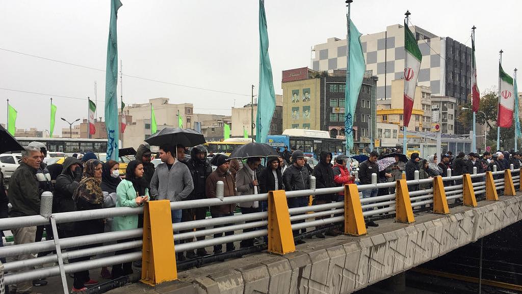 伊朗民众示威抗议上调汽油价格并施行配给