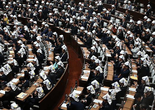 罕见！日本国会议员集体带安全帽开会 现场笑声不断（图） - 1